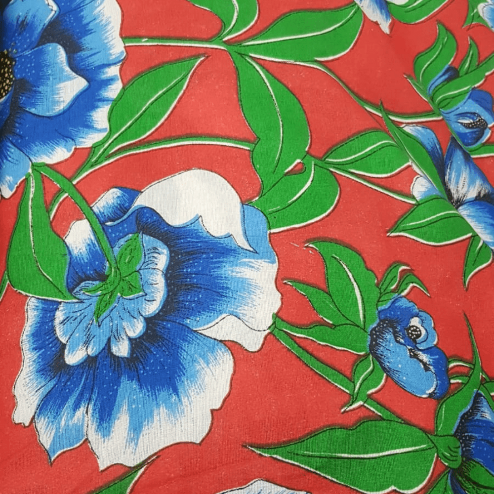 Tecido Chitão Estampado Flores Azuis Fundo Vermelho - Empório dos Tecidos 