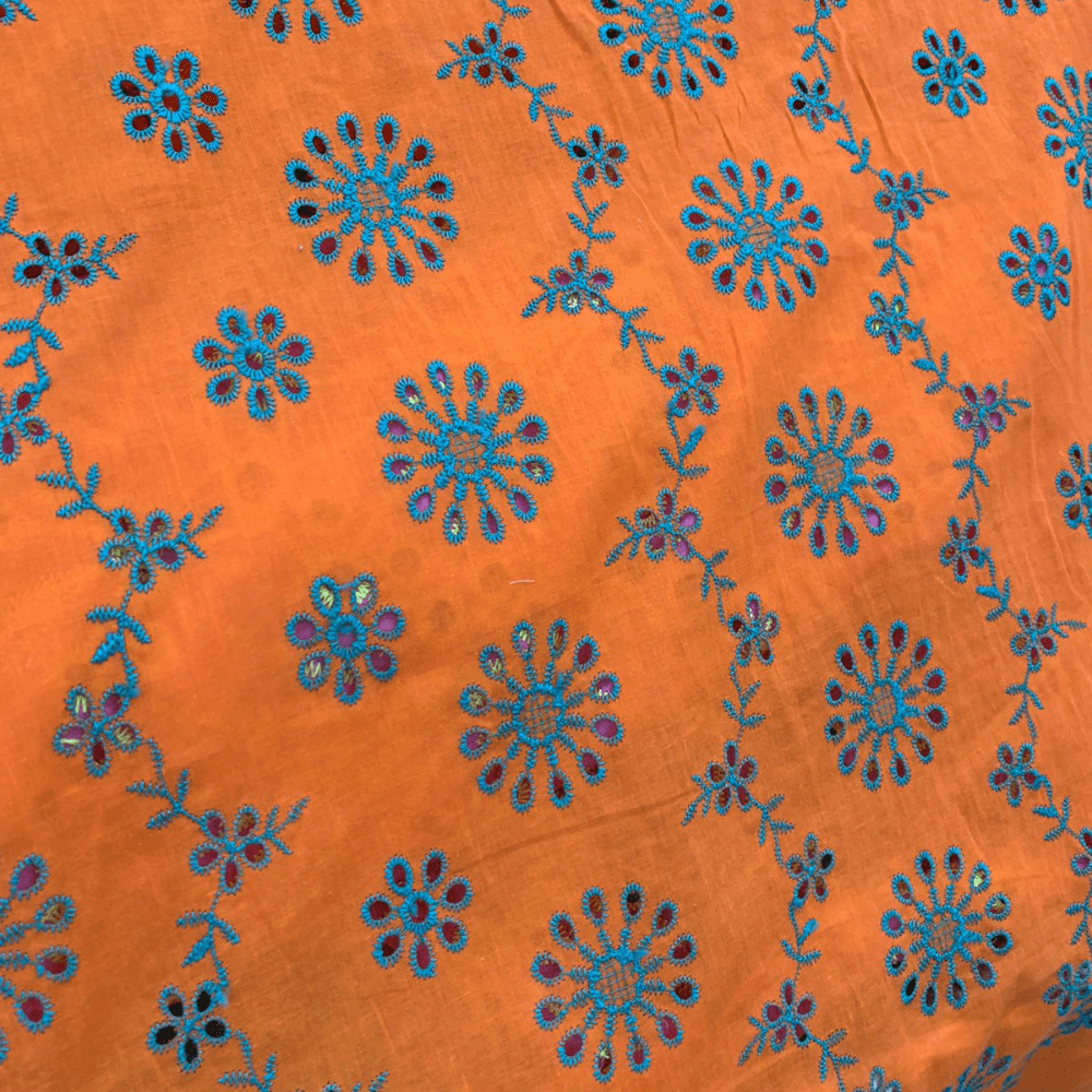 Tecido Laise Bordada Detalhes Flores Azul Fundo Laranja - Empório dos Tecidos 