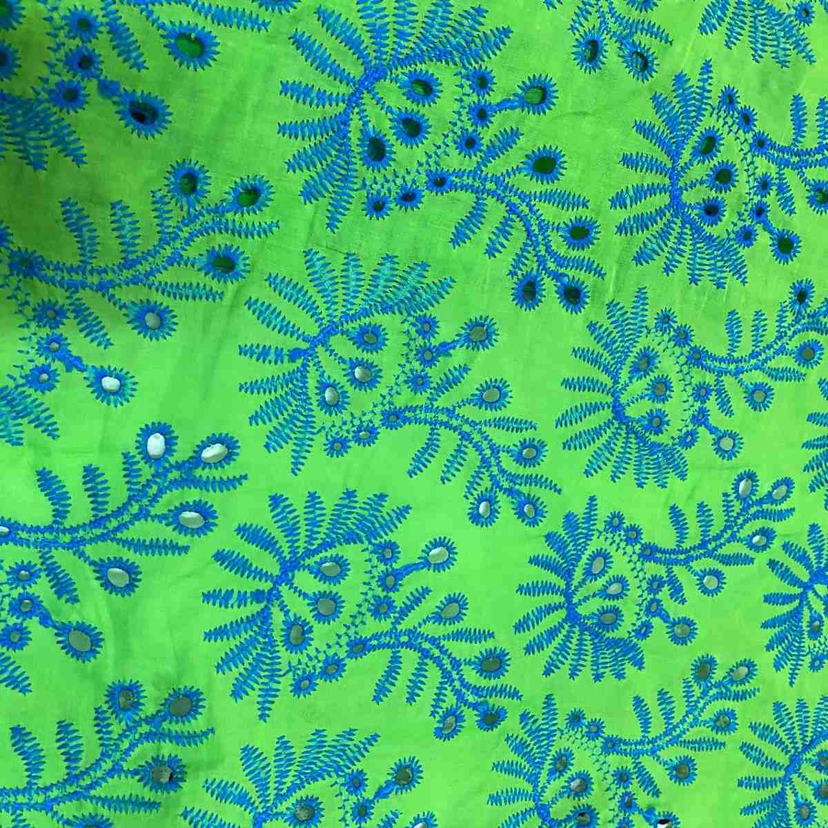 Tecido Laise Bordada Arabesco Verde Detalhes Azul - Empório dos Tecidos 