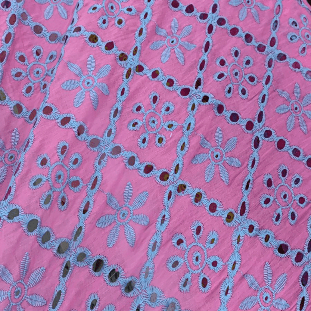 Tecido Laise Bordada Detalhes Azul Bebê Fundo Rosa - Empório dos Tecidos 