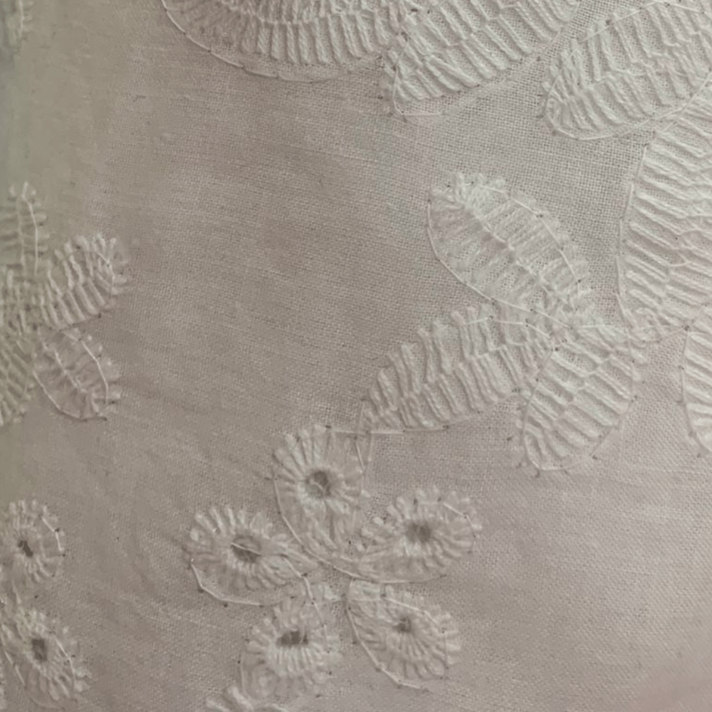 Tecido Laise Bordada Branca Flores e Estrelas - Empório dos Tecidos 