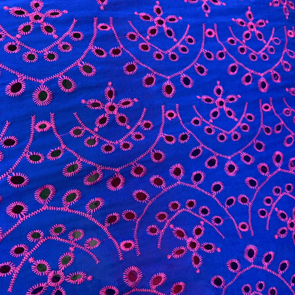 Tecido Laise Bordada Detalhada Rosa Fundo Azul - Empório dos Tecidos 