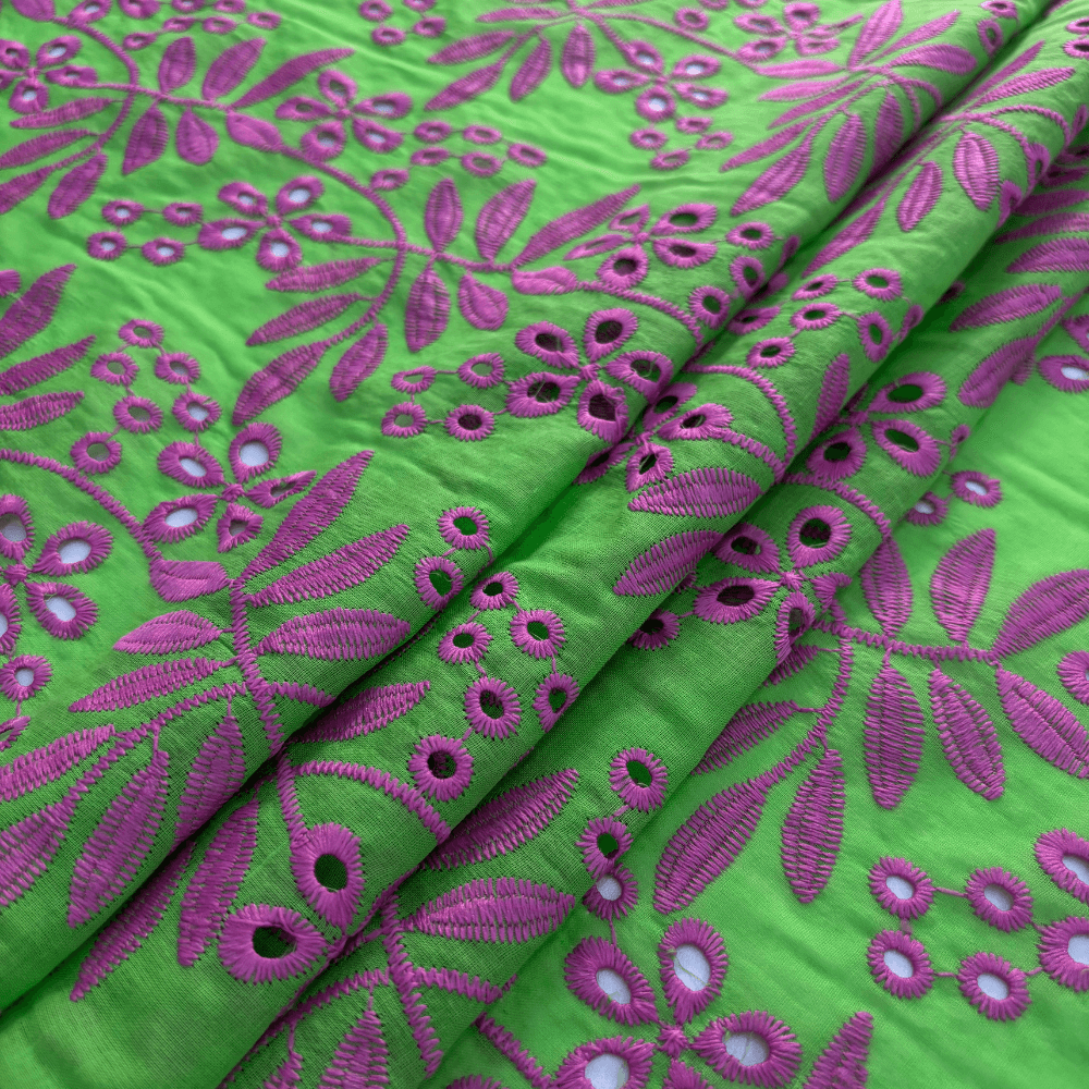 Tecido Laise Bordada Verde Detalhes Rosa Choque - Empório dos Tecidos 