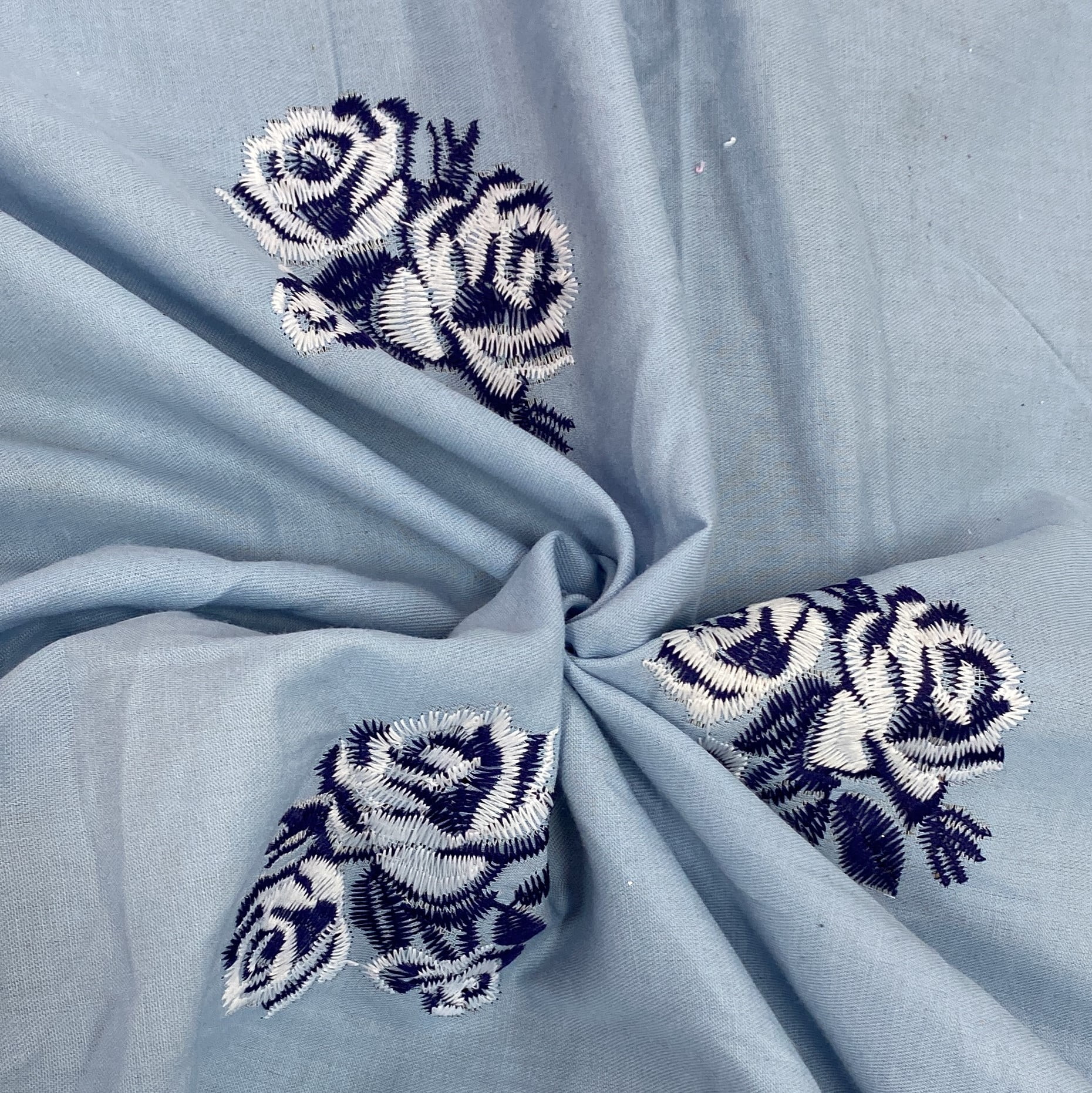 Tecido Mescla Jeans Bordado Azul Claro com Rosas Brancas com Azul - Empório dos Tecidos 
