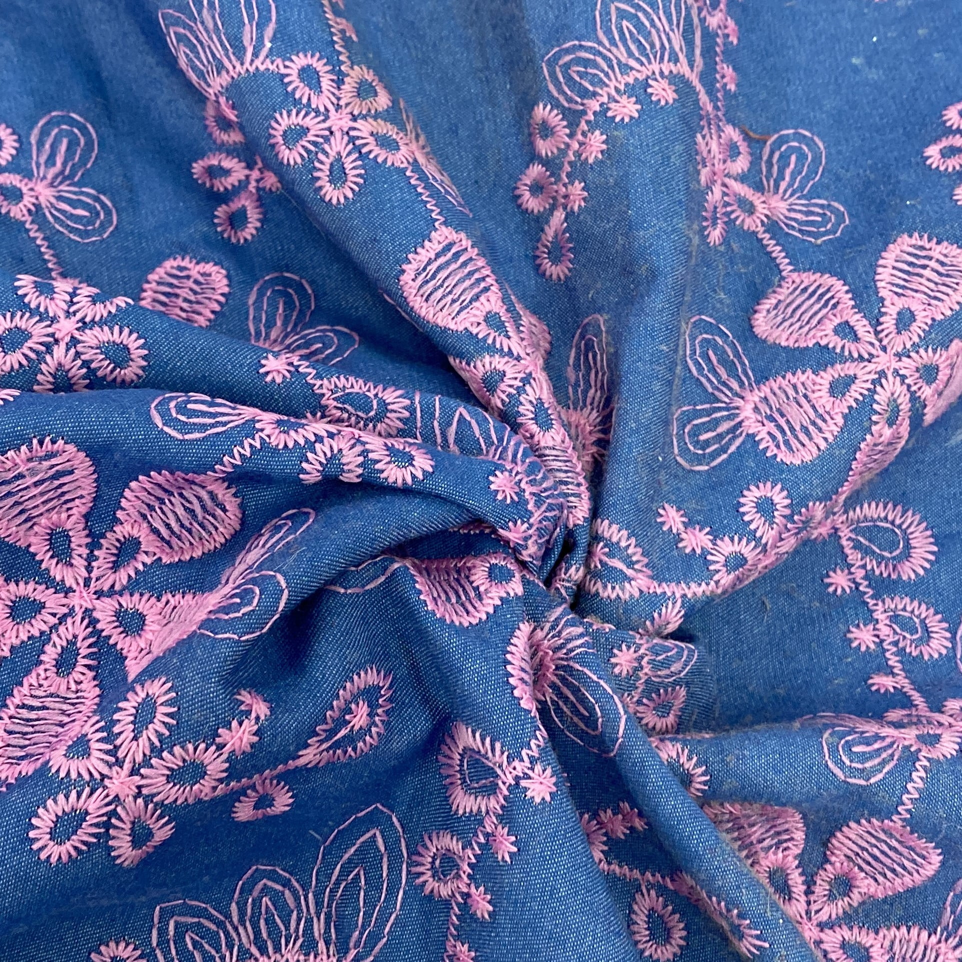 Tecido Mescla Jeans Bordado Azul Floral Rosa - Empório dos Tecidos 