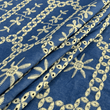 Tecido Mescla Jeans Bordado Azul Folhas e Margaridas - Empório dos Tecidos 