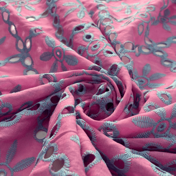 Tecido Laise Bordada Rosa Detalhes Azul Bebê - Empório dos Tecidos 
