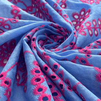 Tecido Laise Bordada Azul Detalhes Rosa Escuro - Empório dos Tecidos 