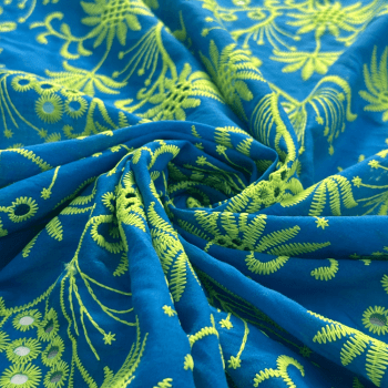 Tecido Laise Bordada Azul Detalhes Verde Neon - Empório dos Tecidos 