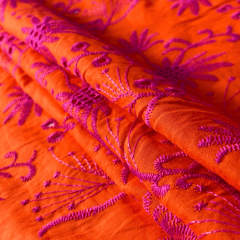 Tecido Laise Bordada Floral Roxo Fundo Laranja Neon