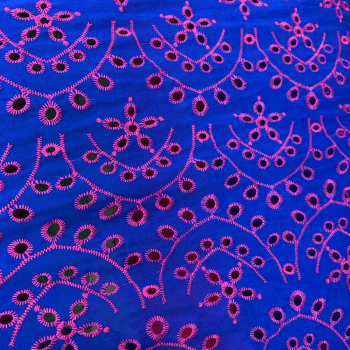 Tecido Laise Bordada Detalhada Rosa Fundo Azul - Empório dos Tecidos 