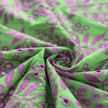 Tecido Laise Bordada Verde Detalhes Rosa Choque - Empório dos Tecidos 