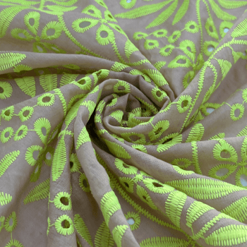 Tecido Laise Bordada Nude Detalhes Verde Neon - Empório dos Tecidos 