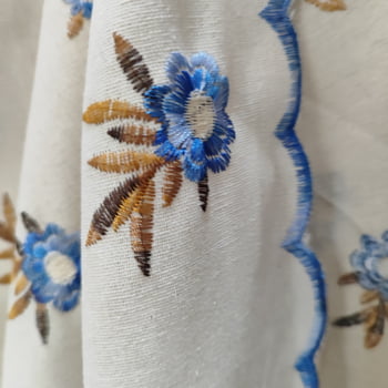 Tecido Linho Bordado Floral Cru Azul Detalhe Marrom - Empório dos Tecidos 