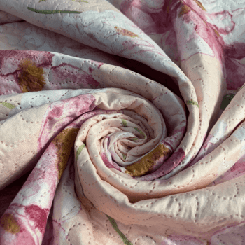 Tecido Matelassê Dupla Face Flores Fundo Rosa Bebe - Empório dos Tecidos 