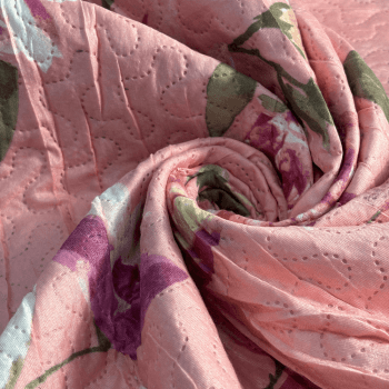 Tecido Matelassê Dupla Face Flores Fundo Rosa Chiclete - Empório dos Tecidos 