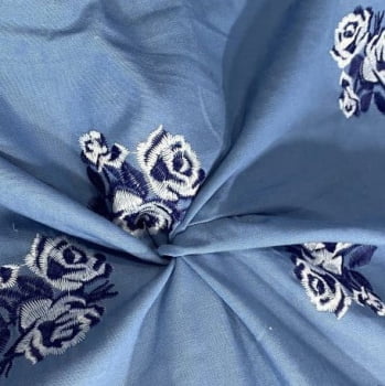 Tecido Mescla Jeans Bordado Azul com Rosas Brancas com Azul 