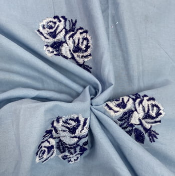 Tecido Mescla Jeans Bordado Azul Claro com Rosas Brancas com Azul