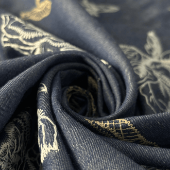 Tecido Mescla Jeans Bordado Azul Escuro Com Rosas Bege e Branco - Empório dos Tecidos 