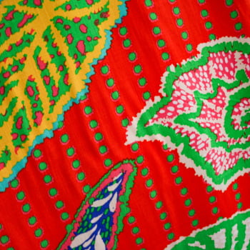 Tecido Viscolinho Estampado Vermelho com Detalhes em Folhas